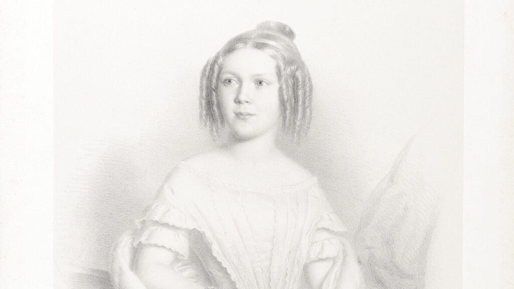 Constanze Geiger - Eine feine Bleistiftzeichnung eines jungen Mädchens mit hochgestecktem Haar und seitlichen Locken, das ein helles Kleid mit Rüschenärmeln trägt.